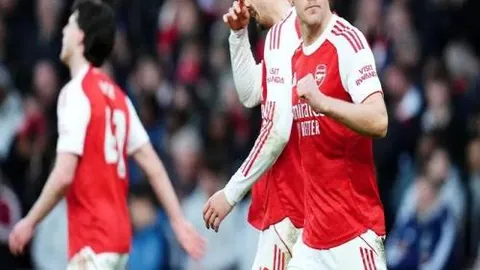 姆巴佩重返巴黎赛场，身着战袍闪耀，球迷热情欢呼迎接！